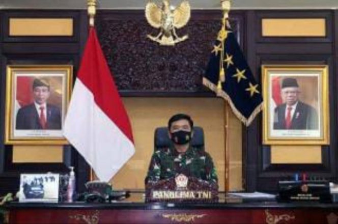 Panglima TNI Marsekal TNI Hadi Tjahjanto, S.I.P. memimpin pelaksanaan rapat internal secara daring terkait penanganan pandemi bersama para Kepala Staf Angkatan, Pejabat Utama Mabes TNI dan Mabes Angkatan, para Pangkotama, serta Komandan Satuan, Selasa (26/10/2021). FOTO : PUSPEN TNI
