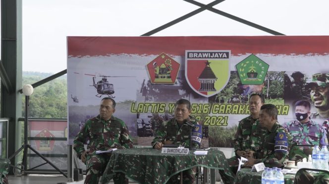 Komandan Kodiklatad, Letjen TNI AM. Putranto, S.Sos. menerima paparan Danpuslatpur Kodiklatad Brigjen TNI Judi Paragina Firdaus, M.Sc. tentang RGB Latihan Antar Kecabangan Batalyon Tim Pertempuran 516/Caraka Yudha di titik tinjau Puslatpur Kodiklatad, Senin (15/11/2021). FOTO : PEN KODIKLATAD