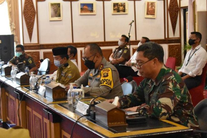 Kasrem 042/Gapu Kolonel Inf M. Yamin Dano hadiri Rakorpimda Provinsi Jambi dalam rangka Solusi atas Permasalahan Mobilitas Angkutan Batu Bara bertempat di Rumdis Gubernur Jambi, (15/11/2021). FOTO : PENREM 042/GAPU
