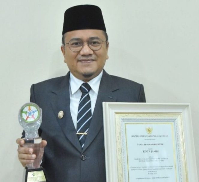 FOTO : Wakil Wali Kota Jambi Dr. H. Maulana Menerima Piagam Penghargaan Terbaik 6 STMB 2021 di Aula Rumah Dinas Gubernura Jambi, Jumat (12/11/21).