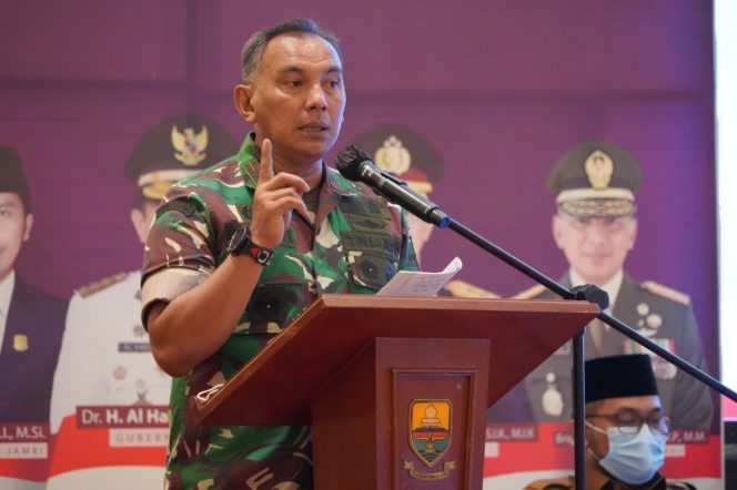 Danrem 042/Gapu, Brigjen TNI M.Zulkifli,S.I.P.,M.M saat menjadi narasumber pada Rakor Forkopimda Dalam rangka Sinergi Bersama Percepatan Vaksinasi Dan Penanganan Konflik Sosial di Prov.Jambi Tahun 2021, Selasa (21/12/2021). FOTO : PENREM 042/GAPU