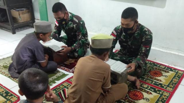 Dok. Satgas TNI dari Personel Pamtas RI-PNG Yonif 711/Rks Pos Wembi ajari anak-anak Kampung Wembi mengaji