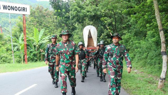 Dok. Danjen Akademi TNI Marsdya TNI Andyawan Martono P., S.I.P., saat mengikuti Latihan Napak Tilas Rute Panglima Besar Soedirman (RPS) bersama 779 Taruna Akademi TNI TP 2021/2022, Kamis (16/12/2021).