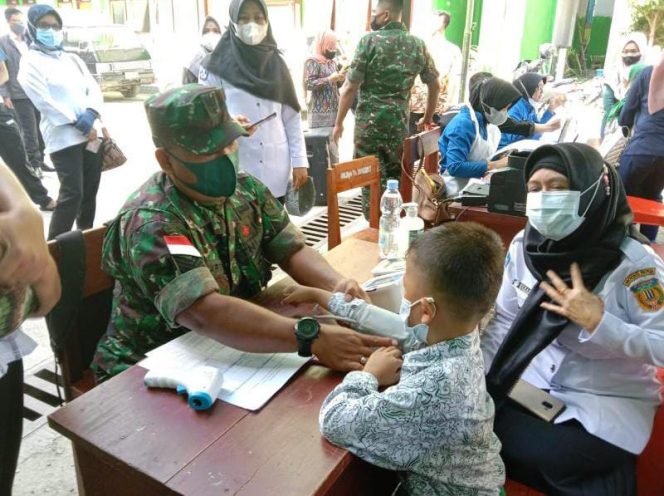 FOTO. Vaksinator Mobile Kesdam Cendrawasih Gelar Vaksinasi Covid-19 Anak Sekolah Di Kampung Yoka Jayapura