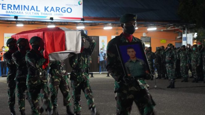 Praka Anumerta Tuppal HB Tiba Di Jambi Disambut Upacara Kemiliteran, Jum'at (28/1/2022). FOTO : PENREM 042 GAPU