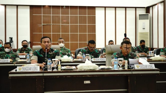 Pangdam II/Sriwijaya Mayjen TNI Agus Suhardi menerima paparan Danrindam II/Sriwijaya dalam rangka rencana latihan penyiapan Pratugas Satgas Pamtas RI-PNG Yonif Raider 142/Ksatria Jaya di Ruang Gatot Subroto Makodam II/Sriwijaya Palembang, Kamis (6/1/2022). FOTO : PENDAM II/SWJ