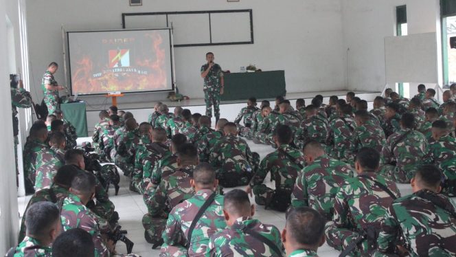 DOK. Pasiterdim 0415/Jambi Mayor Inf Beni saat memberi pembekalan Komsos kepada personel Satgas Yonif R 142/KJ bertempat di Aula Palaguna Mayonif R 142/KJ, Jambi, Selasa (04/01/22)