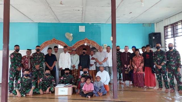 Satgas Pamtas RI-PNG Yonif 711/Rks salurkan bantuan perlengkapan ibadah kepada jamaah  Masjid Nurun Ala Nurun, di Kampung Pitewi, Distrik Arso Timur, Kabupaten Keerom, Jayapura, Jumat (28/1). FOTO : PENDAM CENDERAWASIH