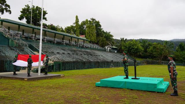 Pangdam XVII/Cenderawasih Mayjen TNI Ignatius Yogo Triyono, M.A., jadi Irup pada upacara bendera 17-an bertempat di Lapangan Upacara Makodam Cenderawasih, Jayapura, Senin (17/1/2022). FOTO : PENDAM XVII/CENDERAWASIH