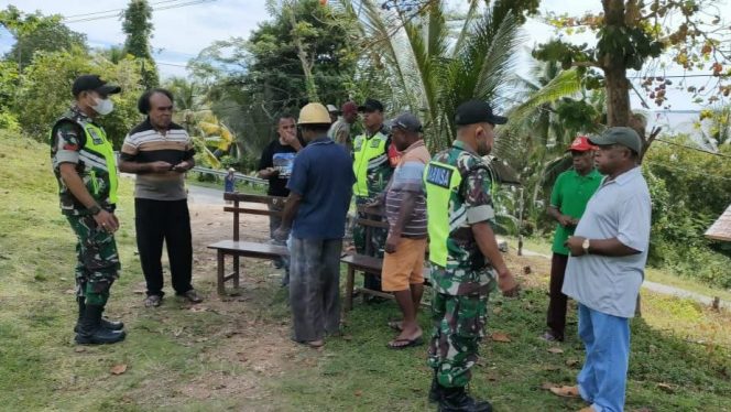 FOTO. Babinsa Posramil 1708-01/Biak Timur melaksanakan kegiatan Komsos dengan masyarakat Kampung Kajasi, Distrik Biak Timur, Kabupaten Biak Numfor,