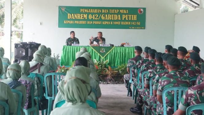 Danrem 042/Gapu Brigjen TNI M. Zulkifli dalam arahannya kepada Prajurit dan Persit Kompi Senapan B Yonif R 142/KJ di Markas Kipan B Kab. Tebo.