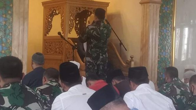Babinsa Koramil 415-04/Ma. Bulian Serka Munazir, menjadi Muadzin sholat Jumat  (Kodim 0415/Jambi)