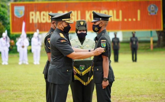Panglima Kodam XVII/Cenderawasih Mayjen TNI Teguh Muji Angkasa, S.E., M.M., secara langsung memimpin upacara Penutupan Pendidikan Pertama Bintara TNI-AD TA 2021 (OV) TA 2022, bertempat di Lapangan Pancasila Rindam XVII/Cenderawasih, Jum’at (11/02). FOTO : PENDAM XVII/CENDERAWASIH