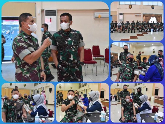 Pangdam II/Sriwijaya Mayjen TNI Agus Suhardi meninjau pelaksanaan Vaksinasi Covid-19 dosis ketiga (Booster) khusus untuk para Pejabat Staf Umum Kodam dan para Kabalakdam II/Swj beserta para Prajurit dan PNS yang bertugas di lingkungan Makodam II/Swj beserta keluarganya, bertempat di Gedung Sudirman Jl. Jenderal Sudirman Palembang, Jum'at (18/2/2022). FOTO : PENDAM II/SWJ