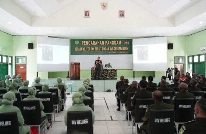 Pangdam XVII/Cenderawasih Mayjen TNI Teguh Muji Angkasa, S.E., M.M., memberikan pengarahan kepada Prajurit dan Persit Rindam XVII/Cenderawasih di Mako Rindam, Jum’at (11/02). FOTO : PENDAM XVII/CENDERAWASIH