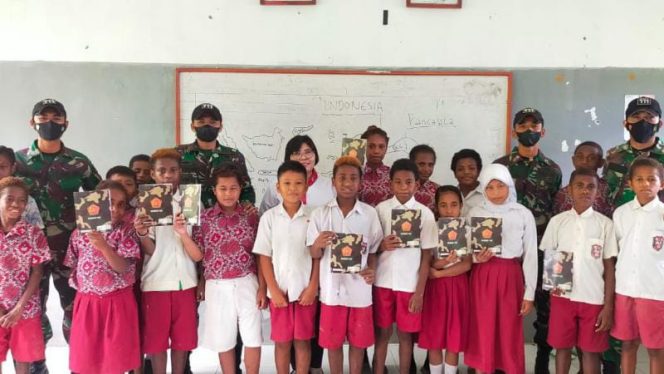 Satgas Pamtas RI-PNG Yonif 711 Bagikan Buku Kepada Anak-Anak Sekolah SD Pikere (Pendam Cenderawasih)