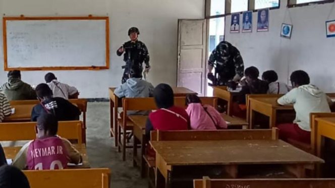 Perwakilan Prajurit TNI Pos Napua Satgas Yonif Raider Khusus 114/ Satria Musara dipimpin oleh Sertu Rezeka Febrian melaksanakan kegiatan mengajar dengan memberikan pembekalan di SD YPGI Distrik Napua Wamena Kabupaten Jayawijaya, Jumat (18/2/2022). FOTO : PENDAM XVII/CENDERAWASIH)