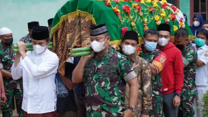 Danrem 042/Gapu Brigjen TNI Supriono, S. IP., M.M ikut menggotong keranda jenazah alm Bapak Pujimanto bin Subali ayahanda dari Ketua DPRP Prov Jambi Edi Purwanto di Desa Maro Sebo Kec. Jambi Luar Kota Kab. Muaro Jambi. Jum'at (18/2/2022). FOTO : PENREM 042/GAPU