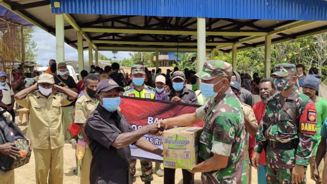 Sejumlah Personel Koramil 1711-01/WRK dipimpin oleh Kapten Inf I.P. May selaku Wadanramil 1711-01/WRK melaksanakan kegiatan Bakti Sosial pembagian sembako dan pengobatan massal di Kampung Yetetkun, Distrik Ninati Kabupaten Boven Digoel, Jum'at (11/02/2022). FOTO : PENDAM XVII CENDERAWASIH