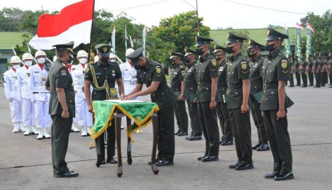 Pangdam II/Sriwijaya Mayjen TNI Agus Suhardi secara resmi menutup Pendidikan Pertama Bintara TNI AD TA  2021 (Over Load), di Lapangan Upacara Secata Rindam II/Sriwijaya, Puntang Lahat, Sumatera Selatan, Jum'at (11/2/2022). FOTO : PENDAM II/SWJ
