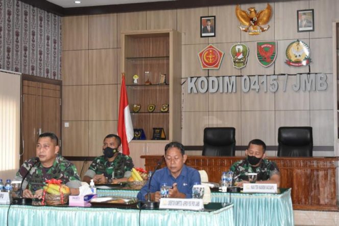 Kasrem 042/Gapu Kolonel Inf M Yamin Dano mengikuti Video Conference dalam rangka Rapat Pelaksanaan Liga Santri Tingkat Nasional 2022 bertempat di Makodim 0415/Jambi, Jumat (11/02/2022). FOTO : PENREM 042/GAPU