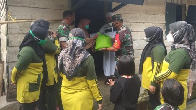 Danramil 416-01/Rantau Pandan Kapten Arm Abasri bersama Persit dan Anggota melaksanakan Jumat Berkah di Desa Baru Pusat Jalo dan Bedaro, Kecamatan Muko Muko Bathin VII, Kabupaten Bungo, Jum’at (18/02/2022). FOTO : PENDIM BUTE