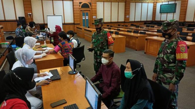 Danramil 415-09/Telanaipura Mayor Inf Widi Purwoko, SE saat pelaksanaan vaksin di Kampus Unbari Jambi. (Foto/Rml Telanaipura)