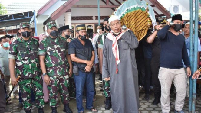 FOTO : Danrem 042/Gapu Brigjen TNI Supriono, S. IP., M.M dan Danrem 043/Gatam saat pemberangkatan jenazah Almh Ibu Hj.Etty Litamahuputty ke pemakaman. (Penrem 042/Gapu)