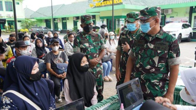 Korem 042/Gapu bersama Rumah Sakit Tk. III Dr. Bratanata dan Denkesyah 02.04.02 Jambi kembali gelar serbuan vaksinasi booster bagi Prajurit, PNS, KBT dan Masyarakat umum, Jum’at (18/2/2022). FOTO : PENREM 042/GAPU