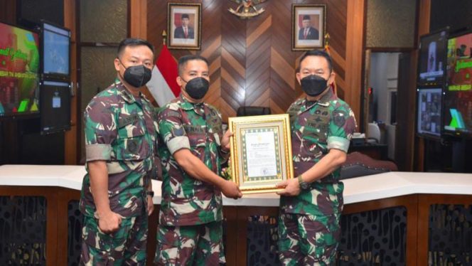 Aksi heroik Serma Junaidi Babinsa 1705/Cikijing Kodim 0617/Majalengka, yang menggagalkan dan menangkap aksi pencurian bermotor dengan kekerasan di Majalengka, Jawa Barat pada 10 Februari 2022 lalu, mendapatkan penghargaan dari Kasad Jenderal TNI Dudung Abdurachman, S.E., M.M. di Mabesad, Jumat, (18/2/2022). FOTO : DISPENAD
