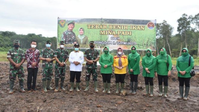Danrem 044/Gapo Brigjen TNI M. Naudi Nurdika, S.I.P, M.Si, M. Tr (Han) sambut kunjungan Pandam II/Sriwijaya Mayjen TNI Agus Suhardi bersama Ketua Persit KCK PD II Sriwijaya, Ny. Shinta Agus Suhardi, di lokasi Agrowisata Tekno 44 yang berada di Desa Gelebek Kec Rambutan Kab Banyuasin Prov Sumsel, Kamis (10/2/2022). FOTO : PENREM 044/GAPO