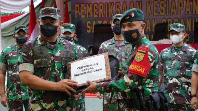 Danrem 042/Gapu Brigjen TNI Supriono, S.IP., M.M., Salurkan Sarana Penggalangan Untuk Satgas Satuan Organik Papua Yonif Raider 142/KJ (Penrem 042/Gapu)