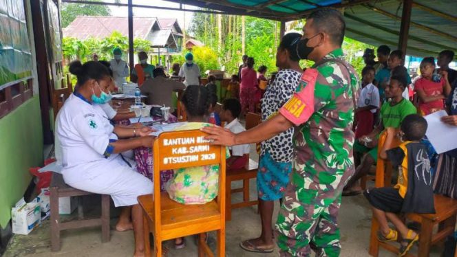 Babinsa Koramil 1712-07/Pantai Barat bersama Babinkamtibmas melaksanakan pendampingan kepada masyarakat kampung Aruswar dalam melaksanakan serbuan vaksinasi Covid-19 tahap I dan tahap 2 oleh pukesmas Arbais, Distrik Pantai Barat, Sarmi, Rabu (16/02/2022). FOTO : PENDAM XVII CENDERAWASIH