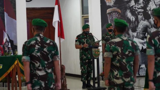 Kasdam XVII/Cenderawasih Brigjen TNI R. Sidharta Wisnu Graha, S.E, memimpin acara Sertijab) dan Tradisi Korps Pejabat Kodam XVII/Cenderawasih di Aula Tonny A Rompis Makodam XVII/Cenderawasih, Jayapura. Rabu (09/02/2022). FOTO : PENDAM XVII/CENDERAWASIH