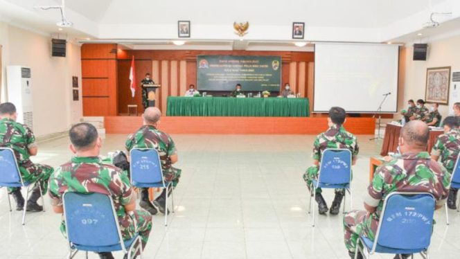 Danrem 172/PWY Brigjen TNI Izak Pangemanan buka RAT Primer Koperasi Praja Wira Yakthi Tutup Buku Tahun 2021, di Aula Makorem 172/PWY, Rabu (16/2/2022). FOTO : PENDAM XVII/CENDERAWASIH