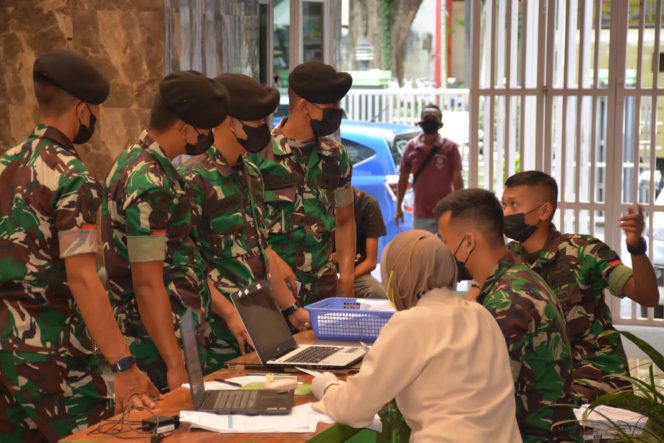 Kodam II/Sriwijaya melalui Rumah Sakit Kesehatan Kodam II/Sriwijaya, Kamis (17/2/2022) menggelar Serbuan Vaksinasi Covid-19 bagi Prajurit dan Keluarga Besar Tentara (KBT) di wilayah Garnizun Palembang. (PENDAM II/SWJ)