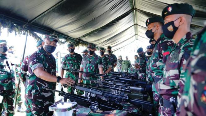 Asops Kasad Mayor Jenderal TNI Ainur Rahman, melaksanakan Pengecekan sekaligus Riksiapops Satgas Satuan Organik Yonif Raider 142/Ksatria Jaya yang akan melaksanakan Tugas Operasi di wilayah Papua, Jum'at (18/2/2022) bertempat di  Lapangan Upacara Mako Yonif Raider 142/KJ, Pall 2 Kasang, Kota Jambi. (Pendam II/Swj)
