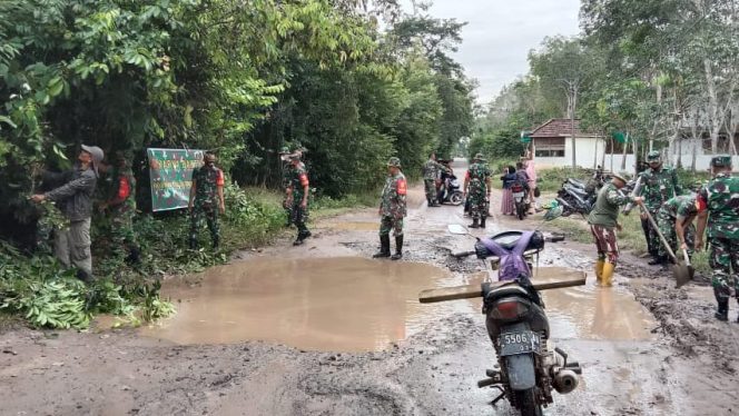 Koramil 402-06/Tanjung Batu bersama warga masyarakat melaksanakan karya bakti perbaikan dan membersihkan jalan Kecamatan Tanjung Batu menuju Desa Buraia, Kabupaten Ogan Ilir, Kamis (10/02/2022). FOTO : PENREM 044/GAPO