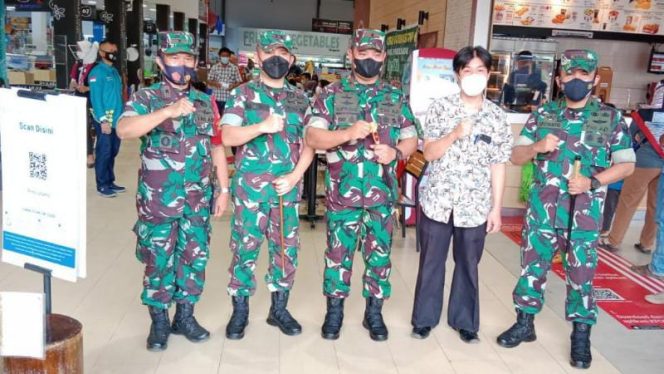 DOK. Danrem 042/Gapu Brigjen TNI Supriono, S.I.P., M.M dan Dandim 0415/Jambi Kolonel Czi Sriyanto, M.I.R., M.A di dampingi Danramil Telanaipura Foto bersama usai meninjau Vaksinasi Massal yang diselenggarakan Koramil Telanaipura di pusat perbelanjaan Trona Ekspres  Kota Jambi, Sabtu (26/02/2022)/Ramil TP.