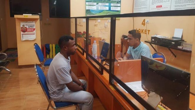 Serda JYK sdg membuat LP di Polres Jayapura atas tindakan penganiayaan terhadap orangtuanya dan tindak penyebaran berita hoax oleh sdr. NW. FOTO : Penrem 172/PWY  