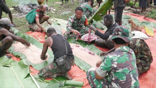 Prajurit Satgas Pamtas RI-PNG Yonif 123/RW bersama masyarakat Kampung Yakyu Distrik Sota Kab. Merauke Gelar Bakar Batu Sebagai ungkapan rasa syukurnya atas dimulai pembangunan Tower Komunikasi di kampung tersebut, Sabtu (19/02/2022). FOTO : PENDAM XVII/CENDERAWASIH
