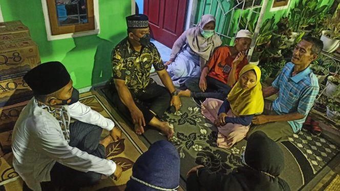 Danrem 042/Gapu Brigjen TNI Supriono, S.IP., M.M., beserta Ketua Persit KCK Koorcab Rem 042 PD II/Sriwijaya Ny.  Wiwik Supriono melayat kerumah duka Peltu Yuni Prasetyo, di Kel. Kenali Asam Bawah Kec. Kota Baru Kota Jambi, Sabtu (19/2/2022) malam. FOTO : PENREM 042/GAPU