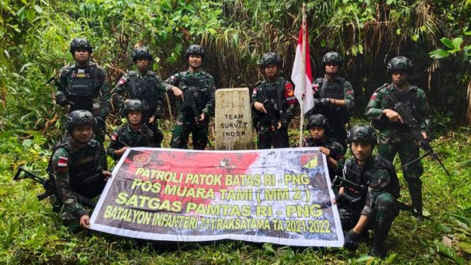Satgas Pamtas RI-PNG Yonif 711/Rks Pos Muara Tami di pimpin Lettu Inf Richi Wahyu Prakoso saat di patok batas MM.2.