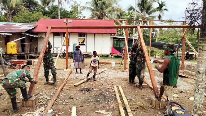Babinsa Koramil 1710-06/Agimuga membantu pembangunan rumah milik Bapak Yulianus Anggaibak (56) di Kampung Kiliarma Distrik Agimuga Kab. Mimika, Selasa (15/02/2022). FOTO : PENDAM XVII/CENDERAWASIH