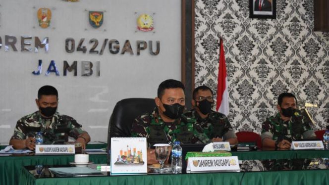 Danrem 042/Gapu Brigjen TNI Supriono, S.IP., M.M, mengikuti, mengikuti Zoom Meeting bersama Panglima TNI Jenderal TNI Andika Perkasa, Rabu (23/2/2022) bertempat di Ruang Rapat Makorem 042/Gapu, Jambi. (Dok/Penrem 042/Gapu