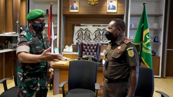 Kajati Papua, Bapak Nikolaus Komondo menerima kunjungan kerja sekaligus silaturahmi sebagai pejabat baru Pangdam XVII/Cenderawasih Mayjen TNI Teguh Muji Angkasa, S.E., M.M di Jayapura, Papua. Senin (14/02/2022) lalu. FOTO : PENDAM XVII/CENDERAWASIH