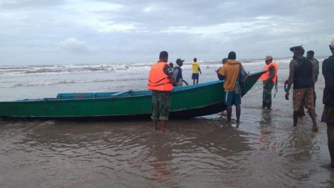 Babinsa Koramil 1710-01/Kokonao bantu evakuasi korban kecelakaan laut di perairan Kokonao Distrik Mimika Barat Kab. Mimika, Selasa (22/02). FOTO : PENDAM XVII/CENDERAWASIH