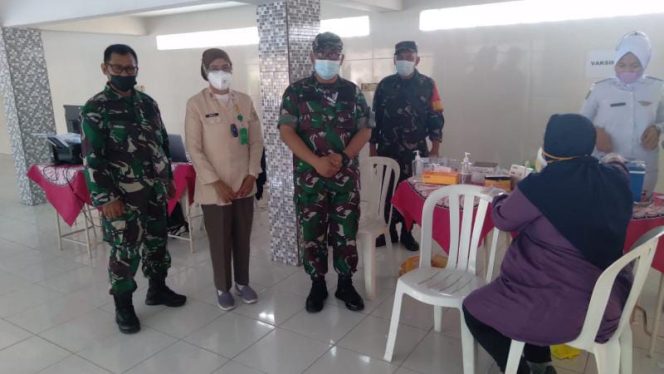 Pjs. Danramil 415-11/Jambi Timur Kapten Kav Andri BN, SH pantau kegiatan vaksinasi anak umur 6 sampai 11 tahun di SDS Unggul Sakti Kec. Jambi Timur. (Foto/Ramil JT)