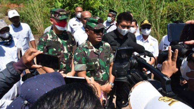 Komandan Korem 044/Gapo Brigjen TNI M. Naudi Nurdika S.I.P M.Si M.Tr (Han)., Tinjau Lokasi Lahan Hibah dari Pemkab Ogan Ilir(Foto/Penrem 044 Gapo)