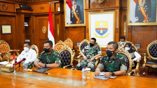 Komandan Korem 042/Gapu Brigjen TNI Supriono, S.IP., M.M., melalui Video Conference (Vicon) mengikuti Rapat Koordinasi Nasional Penanggulangan Bencana Tahun 2022 bertempat diruang Rapat Kantor Gubernur Jambi, Rabu (23/02/2022). FOTO : PENREM 042/GAPU